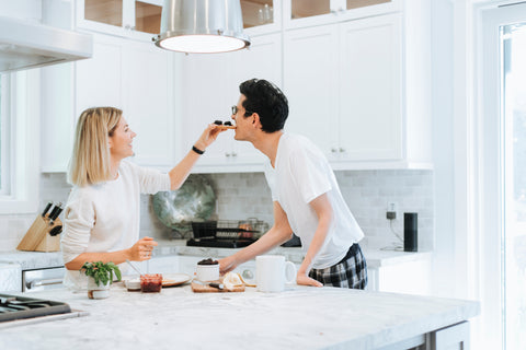 Couple qui cuisine ensemble