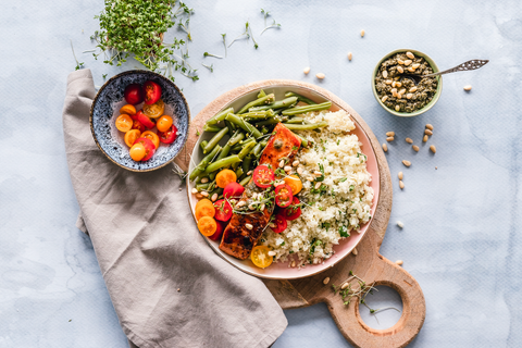Saumon accompagné de légumes et grains entiers