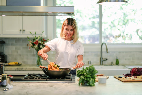 Femme qui fait à manger dans la cuisine