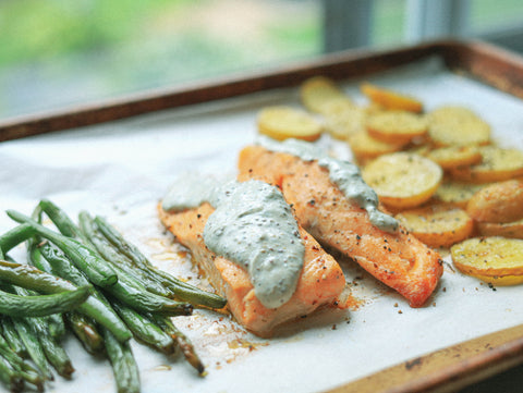 Saumon avec peau de pêcheries durables, patates et fèves