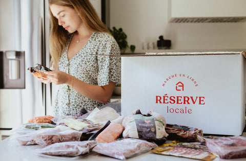 Boîte dans une cuisine remplie de viandes, poissons et fruits de mer locaux et surgelés