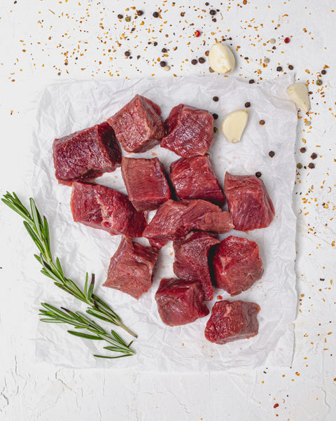 Cubes de boeuf à brochette nourri à l'herbe